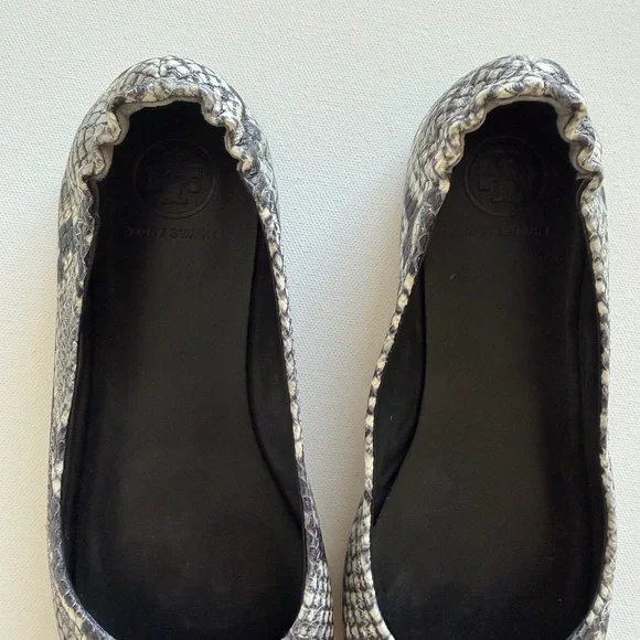 Tory Burch Reva Snakeskin Ballet Flats Size 6 Black Logo Medallion Leather